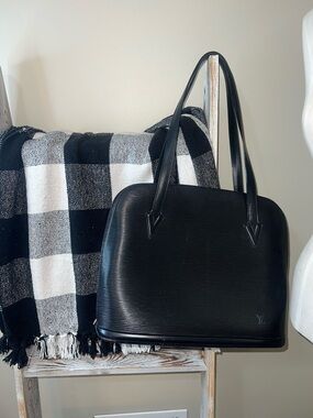Louis Vuitton Epi Lussac leather handbag
Louis Vuitton Leather Tote AS0052
